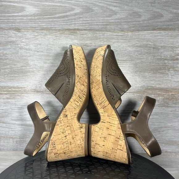 Clarks Women's Maritsa Nila Wedge Sandals Khaki Leather Platform Heels Size 8 W - Picture 7 of 8